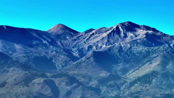 Flygfoto Över Kreta Grekland Bergslandskap Olivlundar Och Vingårdar Vid Solnedgången — Stockvideo