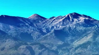 Yunanistan 'daki Girit adasının Dağ Havası manzarası. Gün batımında dağ manzarası, zeytin ağaçları ve üzüm bağları. Güney Ege Denizi üzerinde uçan hava videosu Oia, Santorini, Yunanistan, gün doğumunu gösteriyor