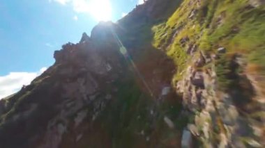 FPV, Karpat dağlarındaki Spitz dağının kayalık zirvesi, Spitz dağlarındaki sihir, Ukrayna Karpat Dağları. Çernogorski sırtında büyük taşlı keskin kayalar., 