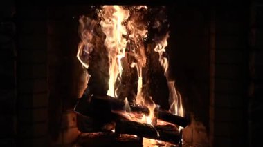 Şömine. Rahatlatıcı Şömine. Yakacak odun. Bir kır evinin alevleri. Sıcaklık ve ev konforu. Toprak. Şöminede ateş yanıyor. Şöminede güzel bir ateş, yanan bir odun. 