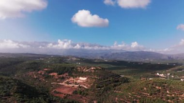 Girit, Yunanistan. Hava aracı atışı. Chania 'daki Falassarna Sahili, Elafonisi lagünü, Falassarna, Tepeler ve Palaiokastro kasabası, Girit, Katholiko Manastırı' ndaki eski Hristiyan kilise kalıntıları, Yunanistan 'ın dönüm noktası.