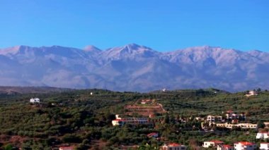 Girit, Yunanistan. Hava aracı atışı. Chania 'daki Falassarna Sahili, Elafonisi lagünü, Falassarna, Tepeler ve Palaiokastro kasabası, Girit, Katholiko Manastırı' ndaki eski Hristiyan kilise kalıntıları, Yunanistan 'ın dönüm noktası.