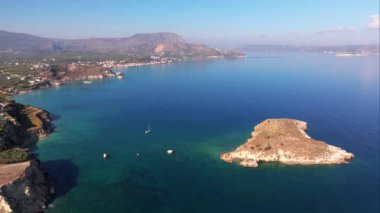 Girit, Yunanistan. Hava aracı atışı. Chania 'daki Falassarna Sahili, Elafonisi lagünü, Falassarna, Tepeler ve Palaiokastro kasabası, Girit, Katholiko Manastırı' ndaki eski Hristiyan kilise kalıntıları, Yunanistan 'ın dönüm noktası.