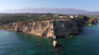 Girit, Yunanistan. Hava aracı atışı. Chania 'daki Falassarna Sahili, Elafonisi lagünü, Falassarna, Tepeler ve Palaiokastro kasabası, Girit, Katholiko Manastırı' ndaki eski Hristiyan kilise kalıntıları, Yunanistan 'ın dönüm noktası.