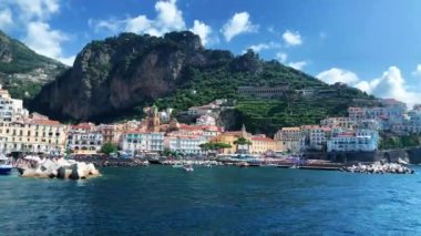 Gün doğumunda Amalfi sahili, Napoli yakınlarında İtalyan sahili, yukarıdan Amalfi ve Atrani kasabaları. İtalyan huzurlu sahil beldesi, eski sahil kasabasının inanılmaz hava görüntüleri.. 