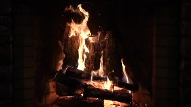 Şömine. Rahatlatıcı Şömine. Yakacak odun. Bir kır evinin alevleri. Sıcaklık ve ev konforu. Toprak. Şöminede ateş yanıyor. Şöminede güzel bir ateş, yanan bir odun. 