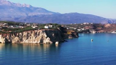 Girit, Yunanistan. Hava aracı atışı. Chania 'daki Falassarna Sahili, Elafonisi lagünü, Falassarna, Tepeler ve Palaiokastro kasabası, Girit, Katholiko Manastırı' ndaki eski Hristiyan kilise kalıntıları, Yunanistan 'ın dönüm noktası.