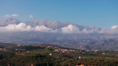 Girit, Yunanistan. Hava aracı atışı. Chania 'daki Falassarna Sahili, Elafonisi lagünü, Falassarna, Tepeler ve Palaiokastro kasabası, Girit, Katholiko Manastırı' ndaki eski Hristiyan kilise kalıntıları, Yunanistan 'ın dönüm noktası.