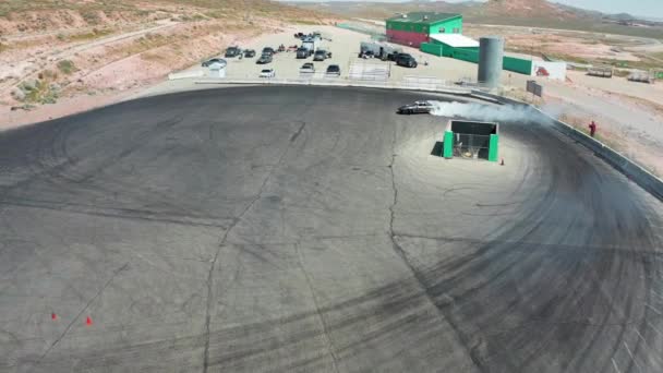 Aerial Top View Επαγγελματίας Οδηγός Παρασύρεται Αυτοκίνητο Ασφαλτοστρωμένο Δρόμο Αυτοκίνητο — Αρχείο Βίντεο