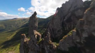 FPV, Karpat dağlarındaki Spitz dağının kayalık zirvesi, Spitz dağlarındaki sihir, Ukrayna Karpat Dağları. Çernogorski sırtında büyük taşlı keskin kayalar., 