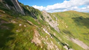 FPV, Karpat dağlarındaki Spitz dağının kayalık zirvesi, Spitz dağlarındaki sihir, Ukrayna Karpat Dağları. Çernogorski sırtında büyük taşlı keskin kayalar., 