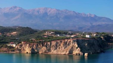 Girit, Yunanistan. Hava aracı atışı. Chania 'daki Falassarna Sahili, Elafonisi lagünü, Falassarna, Tepeler ve Palaiokastro kasabası, Girit, Katholiko Manastırı' ndaki eski Hristiyan kilise kalıntıları, Yunanistan 'ın dönüm noktası.