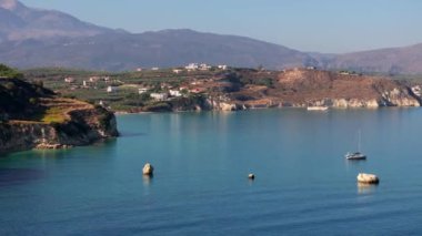 Girit, Yunanistan. Hava aracı atışı. Chania 'daki Falassarna Sahili, Elafonisi lagünü, Falassarna, Tepeler ve Palaiokastro kasabası, Girit, Katholiko Manastırı' ndaki eski Hristiyan kilise kalıntıları, Yunanistan 'ın dönüm noktası.