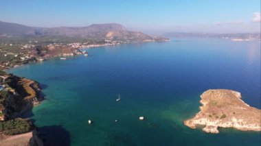 Girit, Yunanistan. Hava aracı atışı. Chania 'daki Falassarna Sahili, Elafonisi lagünü, Falassarna, Tepeler ve Palaiokastro kasabası, Girit, Katholiko Manastırı' ndaki eski Hristiyan kilise kalıntıları, Yunanistan 'ın dönüm noktası.