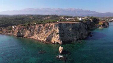 Girit, Yunanistan. Hava aracı atışı. Chania 'daki Falassarna Sahili, Elafonisi lagünü, Falassarna, Tepeler ve Palaiokastro kasabası, Girit, Katholiko Manastırı' ndaki eski Hristiyan kilise kalıntıları, Yunanistan 'ın dönüm noktası.