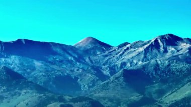 Yunanistan 'daki Girit adasının Dağ Havası manzarası. Gün batımında dağ manzarası, zeytin ağaçları ve üzüm bağları. Güney Ege Denizi üzerinde uçan hava videosu Oia, Santorini, Yunanistan, gün doğumunu gösteriyor