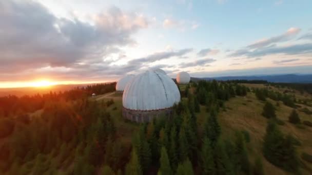 Fpv Stasiun Radar Yang Ditinggalkan Pamir Pegunungan Carpathian Stasiun Penelitian — Stok Video