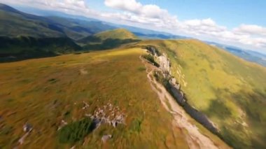 FPV, Karpat dağlarındaki Spitz dağının kayalık zirvesi, Spitz dağlarındaki sihir, Ukrayna Karpat Dağları. Çernogorski sırtında büyük taşlı keskin kayalar., 