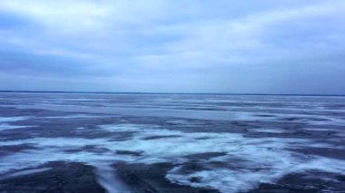 Arktik doğa manzarası Unesco Dünya Mirası Alanı, World of Ice, Drone 'un 4k içerisindeki üst görüntü videosu, iklim değişikliği ve küresel ısınma, Iceberg, bir buzdağının hava manzarası. Antarktika Körfezi 