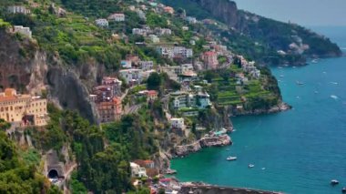 Atrani 'nin Amalfi Sahili' ndeki ünlü sahil köyünün hava manzarası. İtalya 'nın Campania bölgesindeki Salerno ilinin Amalfi kıyısındaki küçük Atrani kasabası. Amalfi kıyısındaki Atrani kasabası, İtalya.