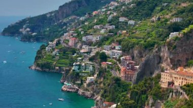 Gündoğumunda Amalfi sahili hava manzarası, Napoli yakınlarında İtalyan sahili, yukarıdan Amalfi ve Atrani kasabaları. İtalyan huzurlu sahil beldesi, eski sahil kasabasının inanılmaz hava görüntüleri.. 