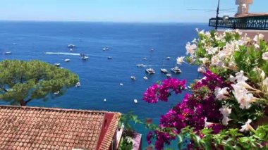 Amalfi, İtalya - Positano, İtalya 'nın Amalfi Sahili' ndeki turizm beldesi. Bir Tyrhenian deniz kıyısındaki renkli evlerin havadan görünüşü Positano 'daki sulu yeşil bitki örtüsünün içinden görülüyor. 