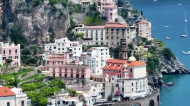 Atrani 'nin Amalfi Sahili' ndeki ünlü sahil köyünün hava manzarası. İtalya 'nın Campania bölgesindeki Salerno ilinin Amalfi kıyısındaki küçük Atrani kasabası. Amalfi kıyısındaki Atrani kasabası, İtalya.
