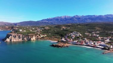 Girit, Yunanistan. Hava aracı atışı. Chania 'daki Falassarna Sahili, Elafonisi lagünü, Falassarna, Tepeler ve Palaiokastro kasabası, Girit, Katholiko Manastırı' ndaki eski Hristiyan kilise kalıntıları, Yunanistan 'ın dönüm noktası.
