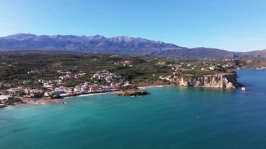 Girit, Yunanistan. Hava aracı atışı. Chania 'daki Falassarna Sahili, Elafonisi lagünü, Falassarna, Tepeler ve Palaiokastro kasabası, Girit, Katholiko Manastırı' ndaki eski Hristiyan kilise kalıntıları, Yunanistan 'ın dönüm noktası.