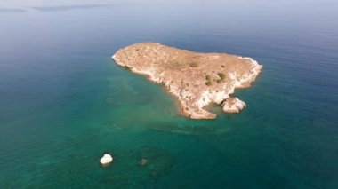 Girit, Yunanistan. Hava aracı atışı. Chania 'daki Falassarna Sahili, Elafonisi lagünü, Falassarna, Tepeler ve Palaiokastro kasabası, Girit, Katholiko Manastırı' ndaki eski Hristiyan kilise kalıntıları, Yunanistan 'ın dönüm noktası.