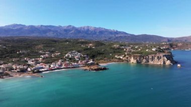 Girit, Yunanistan. Hava aracı atışı. Chania 'daki Falassarna Sahili, Elafonisi lagünü, Falassarna, Tepeler ve Palaiokastro kasabası, Girit, Katholiko Manastırı' ndaki eski Hristiyan kilise kalıntıları, Yunanistan 'ın dönüm noktası.