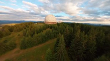 FPV, Karpatlar 'daki terk edilmiş radar istasyonu Pamir, Ukrayna' daki Karpatlar 'daki dağın tepesindeki araştırma istasyonu. Büyük beyaz balonlar, köknar ağaçları arasında dağlarda dizayn edilir.