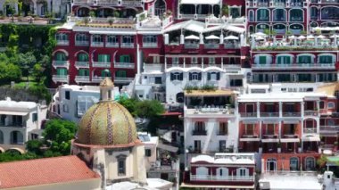 Positano, İtalya 'nın Amalfi Sahili' nde turistik bir yer. Positano 'daki yeşil sulu bitki örtüsünün içinden görünen Tyrhenian deniz kıyısındaki renkli evlerin havadan görünüşü Napoli metropolitan bölgesinde bir köydür.