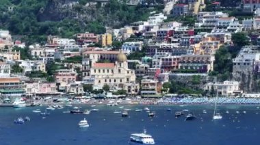 Positano, İtalya 'nın Amalfi Sahili' nde turistik bir yer. Positano 'daki yeşil sulu bitki örtüsünün içinden görünen Tyrhenian deniz kıyısındaki renkli evlerin havadan görünüşü Napoli metropolitan bölgesinde bir köydür.