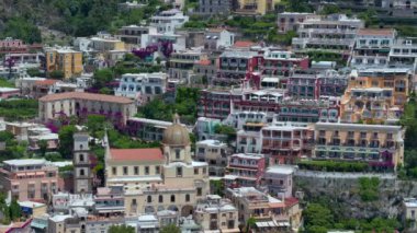 Positano, İtalya 'nın Amalfi Sahili' nde turistik bir yer. Positano 'daki yeşil sulu bitki örtüsünün içinden görünen Tyrhenian deniz kıyısındaki renkli evlerin havadan görünüşü Napoli metropolitan bölgesinde bir köydür.
