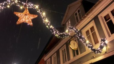  Noel tatilleri için dekore edilen Danimarka, Kopenhag, Viborg, Aarhus 'un tarihi merkezindeki alışveriş caddesi Yeni Yıl tatili için süslenmiş,.