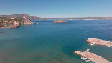 Girit, Yunanistan. Hava aracı atışı. Chania 'daki Falassarna Sahili, Elafonisi lagünü, Falassarna, Tepeler ve Palaiokastro kasabası, Girit, Katholiko Manastırı' ndaki eski Hristiyan kilise kalıntıları, Yunanistan 'ın dönüm noktası.
