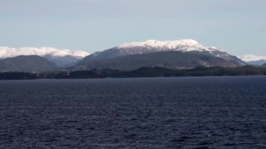  Norveç. İnanılmaz Manzaralı Manzara. Norveç 'in ünlü doğal dönüm noktasında yüzen gemi ya da feribot gemisi ve Popüler İstikamet Yaz Gününde. Arkaplanda karlı Lyngen Alpleri