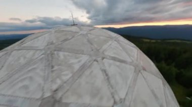 FPV, Karpatlar 'daki terk edilmiş radar istasyonu Pamir, Ukrayna' daki Karpatlar 'daki dağın tepesindeki araştırma istasyonu. Büyük beyaz balonlar, köknar ağaçları arasında dağlarda dizayn edilir.
