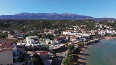 Girit, Yunanistan. Hava aracı atışı. Chania 'daki Falassarna Sahili, Elafonisi lagünü, Falassarna, Tepeler ve Palaiokastro kasabası, Girit, Katholiko Manastırı' ndaki eski Hristiyan kilise kalıntıları, Yunanistan 'ın dönüm noktası.