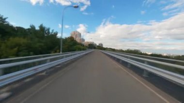 Yol boyunca uçan FPV İHA, Kiev, Ukrayna, Park Köprüsü Mariinsky Parkı Kiev Ukrayna Landmark, Yeşil Çim Tepesi önü. Kaldırımlar düzgünce tepenin üzerine serilmişti.