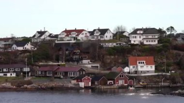  Norveç. İnanılmaz Manzaralı Manzara. Norveç 'in ünlü doğal dönüm noktasında yüzen gemi ya da feribot gemisi ve Popüler İstikamet Yaz Gününde. Arkaplanda karlı Lyngen Alpleri