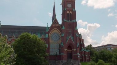 Fassbergs Kyrka, Göteborg, İsveç 'in hava manzarası, şehir merkezinin havadan görünüşü, parkın olduğu şehir kanalı manzarası, önü ağaçlar, eski bina, İskandinav şehri kıyı şeridi, çevre binalar. 