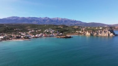 Girit, Yunanistan. Hava aracı atışı. Chania 'daki Falassarna Sahili, Elafonisi lagünü, Falassarna, Tepeler ve Palaiokastro kasabası, Girit, Katholiko Manastırı' ndaki eski Hristiyan kilise kalıntıları, Yunanistan 'ın dönüm noktası.