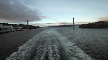  Norveç. İnanılmaz Manzaralı Manzara. Norveç 'in ünlü doğal dönüm noktasında yüzen gemi ya da feribot gemisi ve Popüler İstikamet Yaz Gününde. Arkaplanda karlı Lyngen Alpleri