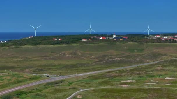 Gün Batımında Bir Rüzgar Çiftliğinin Drone Görüntüsü Çoklu Rüzgar Türbinleri — Stok video
