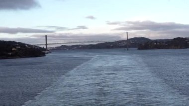  Norveç. İnanılmaz Manzaralı Manzara. Norveç 'in ünlü doğal dönüm noktasında yüzen gemi ya da feribot gemisi ve Popüler İstikamet Yaz Gününde. Arkaplanda karlı Lyngen Alpleri