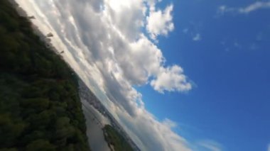 Yol boyunca uçan FPV İHA, Kiev, Ukrayna, Park Köprüsü Mariinsky Parkı Kiev Ukrayna Landmark, Yeşil Çim Tepesi önü. Kaldırımlar düzgünce tepenin üzerine serilmişti.