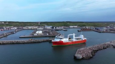 Danimarka - 12. 26 2021: Hava, gemi gün batımında limana açılıyor İskandinav bölgesinin insansız hava aracı görüntüsü, viking gemisi rüzgarın estiği yere yakın, limandan martılara doğru yelken açıyor.,