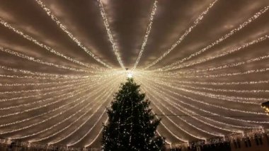  Noel tatilleri için dekore edilen Danimarka, Kopenhag, Viborg, Aarhus 'un tarihi merkezindeki alışveriş caddesi Yeni Yıl tatili için süslenmiş,.